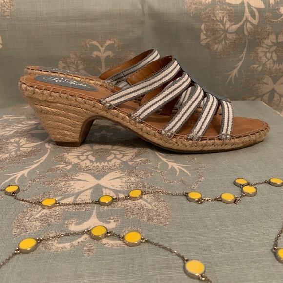 Stride Rite Blue and White Sandals - Picture 2 of 4